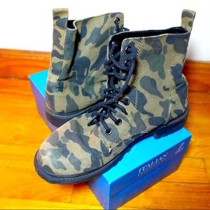 Camouflage combat boots